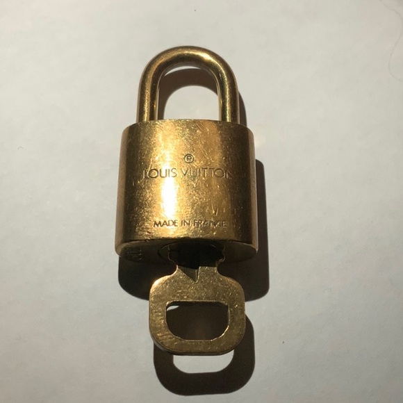 Vintage Louis Vuitton Brass ‘302’ Padlock in Goldtone with Goldtone Key [|] - Picture 3 of 6